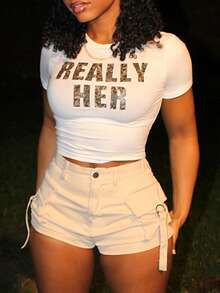 Steph T Short cargo de cintura alta color caqui con detalles de cinta, bolsillos con solapa, espalda elástica, shorts casuales cómodos de verano, estilo de moda para mujer del Y2K Rave - Caqui - Ver 2