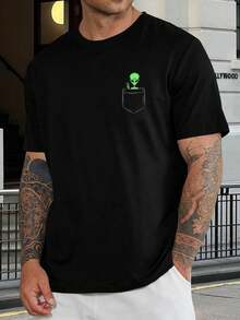 Camiseta gráfica divertida de bolsillo con extraterrestre - Camiseta negra de manga corta de moda para hombre | Ropa de calle de ciencia ficción, parte superior informal de verano | Algodón, cuello redondo, regalo - Negro - Ver 1