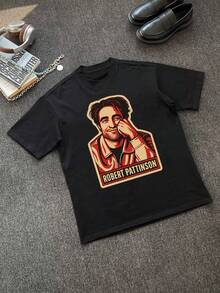 Playera Negra Camiseta con Estampa de Robert Pattinson - Negro - Ver 1