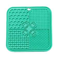 1 pièce Tapis d'alimentation lente pour animaux de compagnie à 4 compartiments, 11 couleurs, avec grattoir et outils de répartition, en silicone, ventouse, peut être fixé au mur, convient aux chats et aux chiens