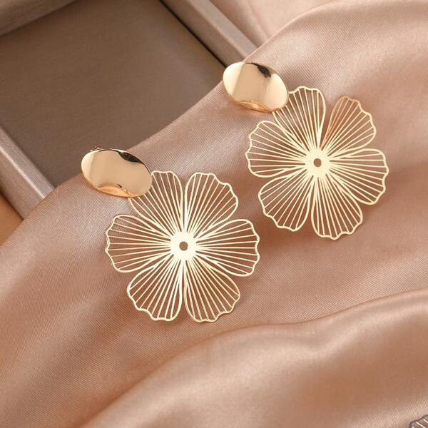 2 pièces Boucles d'oreilles à clip exagérées avec fleurs noires, à la mode, style de métal unique pour les femmes, convient pour les mariages, le port quotidien, sans perçage