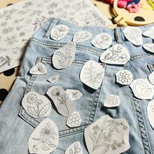 2 张（72 种图案）花卉刺绣贴纸 - 自粘水溶性无纺布，易于剪裁的服装和配饰，黑白花卉图案设计，适合手工缝纫爱好者 - 彩色 - 查看 1