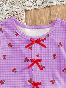 Conjunto de 2 piezas para niñas: Top con chaleco sin mangas con estampado de fresa a cuadros, lazo 3D, parche y volantes + pantalones cortos, adecuado para uso casual, deportivo, de vacaciones y fiestas en verano