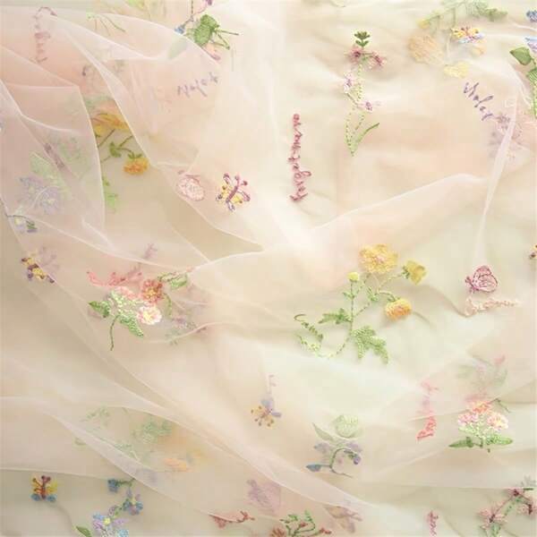 Ein von einem Designer erstellter DIY-Stoff für Frühling und Sommer, modernes, mehrfarbig besticktes Mesh-Gewebe mit Pflanzenmuster
