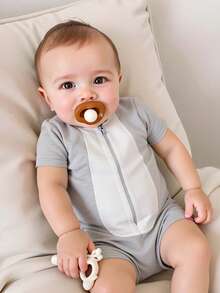 Baby Kisses Gris claro divertido cómodo fresco ideal pijamadas fiestas disfraces días relajados casa salidas informales sesiones fotográficas mameluco infantil capucha estilo tiburón diseño creativo practicidad cierre frontal cambio rápido capucha carita aleta dorsal imaginación algodón suave tejido transpirable frescura confort tacto delicado piel infantil diseño lúdico estilo temático animal divertido bebés niños pequeños moda infantil primavera verano manga corta tela ligera libertad movimiento temperatura corporal adecuada prenda mameluco bebé disfraz tiburón ropa infantil divertida enterizo capucha ropa bebé cómoda mameluco algodón suave mono bebé disfraz cómodo conjunto temático regalo original uso diario eventos casuales favoritos padres cuidadores funcionalidad estilo encanto - Gris - Ver 1