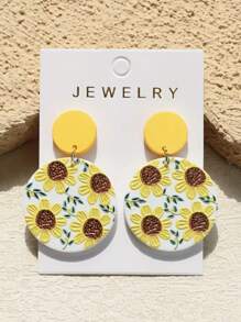 Un paio di orecchini pendenti a forma di girasole, gioielli estivi rotondi, un regalo per le signore, per il compleanno di un'amica, per la stagione di laurea e per la stagione di rientro a scuola