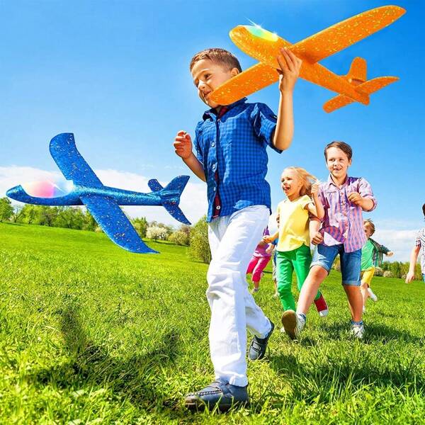 1 stuk 35/48cm Multicolor Hand-Throwed EPP Foam Gliding Children's Toy Airplane, Squishy Toys, LED Light Up Foam Glider Vliegtuig Speelgoed - 2 Vliegstanden & Nachtvlucht, Duurzaam & Makkelijk te Vliegen voor Zomerse Buitenspellen Kampeer- Strand Speelgoed - Voor Kinderen Jongens Meisjes Spel - Kinder Verjaardagscadeau (Willekeurige Kleuren) Grappig Vliegtuigmodel voor Kinderen, Interactief Speelgoed voor Feesten, Ultralange Vliegafstand, Fidget Speelgoed, Kerstcadeaus, Halloween Spelletjes (Willekeurige Stijl)