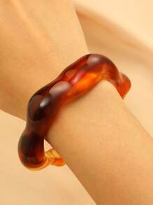 1 Stück elegantes und einzigartiges mehrfarbiges offenes Armband für Frauen, modischer Schmuckzubehör mit asymmetrischer welliger Linie und Farbverlauf aus Harz, hervorragend für den täglichen Gebrauch, am Strand, zum Reisen und als Geschenk