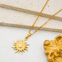 Collar de capas de acero inoxidable de diseño elegante y versátil con colgante de doble capa chapado en oro de 18K, de diseño de alta gama adecuado para el uso diario de la mujer