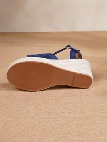 女式扣带度假风黑色厚底坡跟凉鞋，春夏