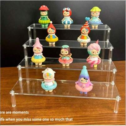 1个三层亚克力展示架，透明阶梯式层板，适用于盲盒、玩具、收藏品收纳，内含随机图案配件