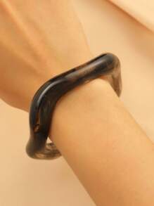 1 Stück elegantes und einzigartiges mehrfarbiges offenes Armband für Frauen, modischer Schmuckzubehör mit asymmetrischer welliger Linie und Farbverlauf aus Harz, hervorragend für den täglichen Gebrauch, am Strand, zum Reisen und als Geschenk