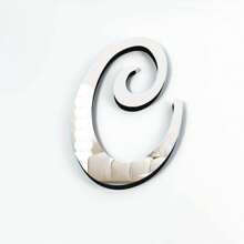Pegatinas decorativas de espejo acrílico tridimensional de 20 cm, con contorno de letras cursivas dinámicas de tres colores: oro / plata / negro. Diseño autoadhesivo y extraíble para crear fácilmente una escena destacada de fiesta de cumpleaños: collage "Feliz cumpleaños" en el espejo de la pared trasera. Decoración de pared, decoración de habitación, espejo de pared, espejo para habitación, decoración del hogar, decoración del baño, decoración de la sala de estar