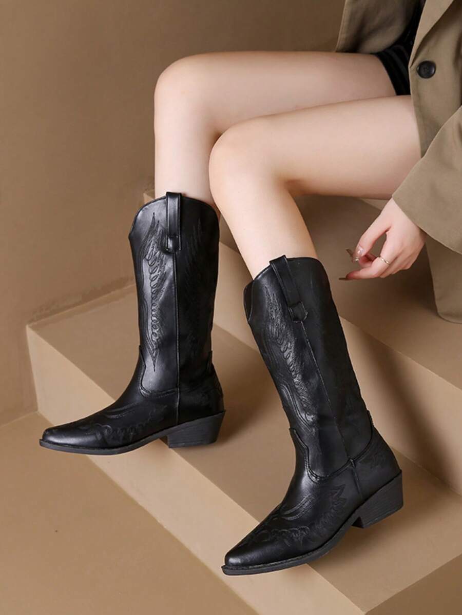 Botas de tacón medio altas estilo vaquero de media pantorrilla para mujer, de color negro con patrón retro bordado/ estilo vaquera, nuevos diseños para otoño/invierno, con tacón grueso y punta puntiaguda, botas casuales para exteriores - Negro - Ver 1