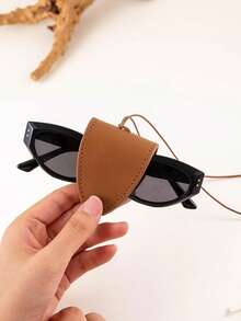 MIYIN 1 Hộp đựng kính mắt từ tính du lịch có dây đeo, vòng cổ bằng da, kính râm/kẹp kính từ tính màu trơn tối giản, túi đựng kính mắt du lịch di động Phụ kiện kính mắt Kính râm, kính râm, kính đọc sách, kính cận, kính loạn thị Túi đựng kính cho nam và nữ Túi đựng đồ dùng học tập khi trở lại trường Đồ dùng du lịch cần thiết cho kỳ nghỉ hè trên bãi biển Phụ kiện du lịch Túi du lịch Kỳ nghỉ lễ Đồ dùng học tập Hộp đựng kính râm Nữ - Nhiều màu - Xem 3