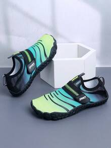 1双轻便系带运动水鞋