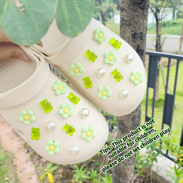 Set de 12 piezas/24 piezas de decoraciones desmontables para zapatos de verano, con diseño de oso verde y flores, detalles de perlas blancas, adecuado para decorar sandalias de playa y zuecos de jardín