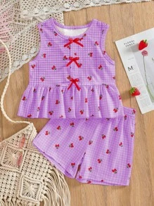 Conjunto de 2 piezas para niñas: Top con chaleco sin mangas con estampado de fresa a cuadros, lazo 3D, parche y volantes + pantalones cortos, adecuado para uso casual, deportivo, de vacaciones y fiestas en verano