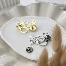 1 Stück personalisierte Namenschilder und Abzeichen, mit Ihrem Namen graviert, personalisiertes Logo, Anstecknadeln, Herzstecker und professionelle Accessoires für Ärzte. - Stil 2 - Übersicht 5
