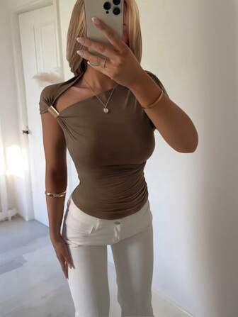 优雅不对称右肩金属扣褶皱纯色 T 恤，外出上衣