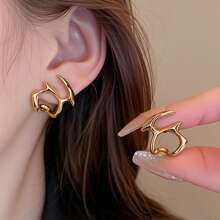 1 paire de boucles d'oreilles asymétriques à la mode et ajourées