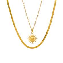 Collar de capas de acero inoxidable de diseño elegante y versátil con colgante de doble capa chapado en oro de 18K, de diseño de alta gama adecuado para el uso diario de la mujer