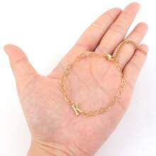 1 pieza Brazalete de cadena de acero inoxidable dorado con inicial simple y en forma de corazón para mujeres