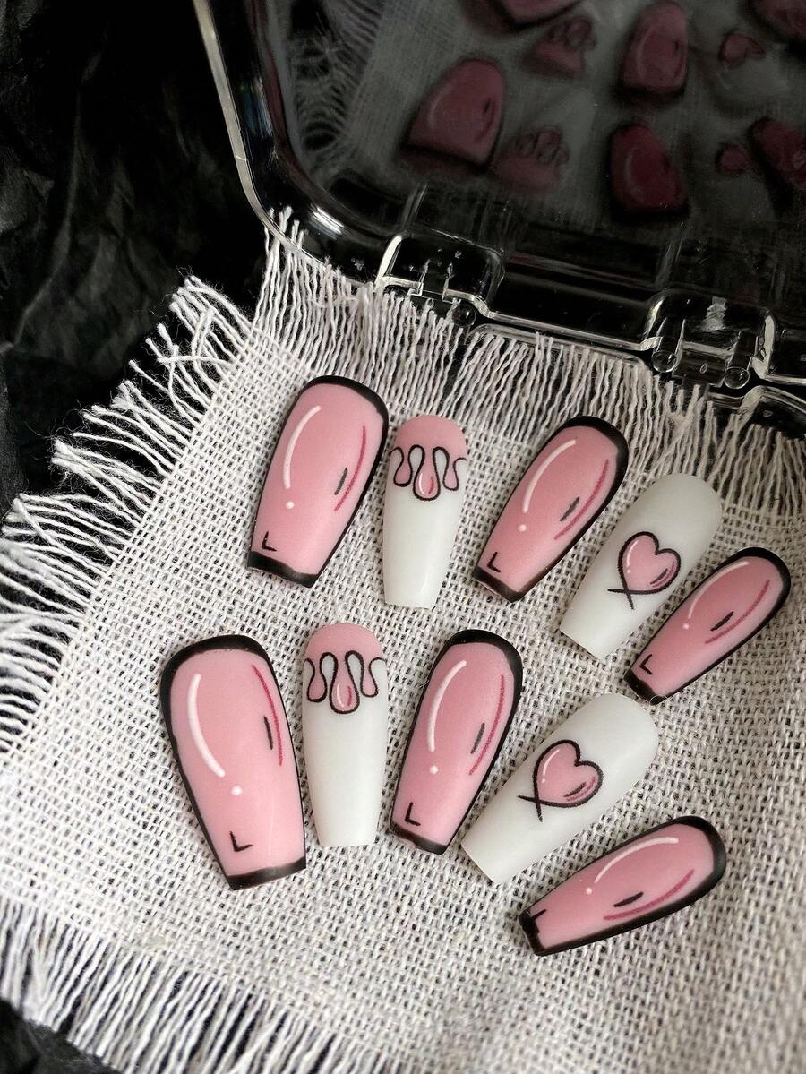 Dieses 10 Stücke Set im niedlichen Comic-Stil verfügt über eine mittellange Sarg-Form mit handbemalten schwarzen Konturen. Die Kombination aus Pink und Weiß wird durch handgemalte Herzflammen ergänzt, was einen verspielten und hochwertigen Charme verleiht. Die tragbare Panzerung ist wiederverwendbar und kommt mit Jelly-Gel und einer Feile. Geeignet für Damen und Mädchen, auch Schülerinnen und schwangere Frauen können es verwenden. Für Partys, den Alltag, Schulen usw.