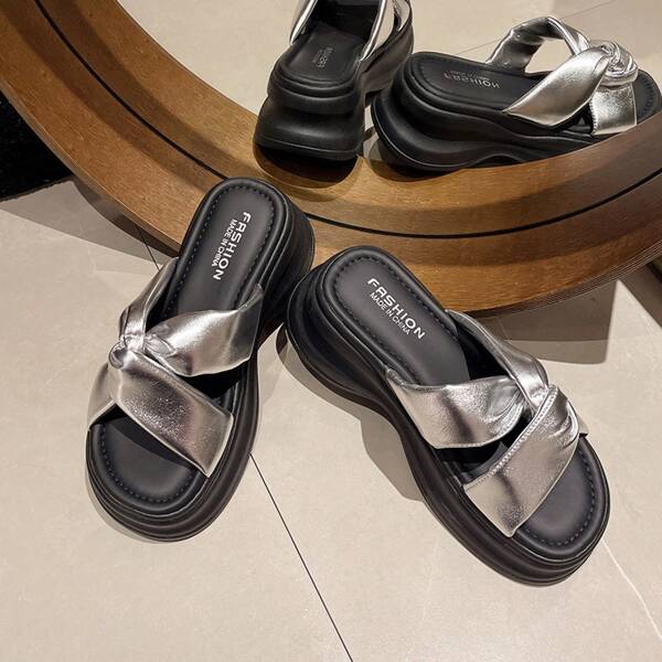 Women Athletic & Outdoor Sandals & Slides