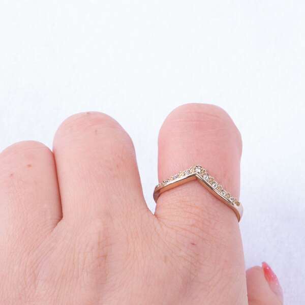 Gold farbiger Zirkonia V-förmig einzigartiges Design Ring, minimalistischer Pavé-Diamant Herz Schweif Ring Schmuck, modischer Zirkonia Daumenring