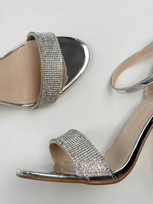 Talons épais Sandales à bride et à bout ouvert avec ornements pailletés. Polyvalentes et pour fête, mariage, vacances. - Argent - Voir 6