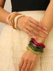 1 Stück elegantes und einzigartiges mehrfarbiges offenes Armband für Frauen, modischer Schmuckzubehör mit asymmetrischer welliger Linie und Farbverlauf aus Harz, hervorragend für den täglichen Gebrauch, am Strand, zum Reisen und als Geschenk