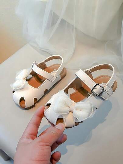 1 双女童纯色皮革蝴蝶结装饰平底户外透气凉鞋，适合夏季