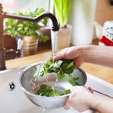 1 pieza Cesta de drenaje multiusos de acero inoxidable con asa, colador de cocina apilable para escurrir pasta, frutas y verduras, artículos de cocina para una eficiencia de cocina óptima con estilos acogedores de otoño e invierno - Plateado - Ver 7