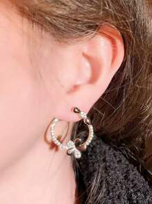 1 par de elegantes y estilosos pendientes de aro con diseño floral, enchapados en oro de 18k con circonitas cúbicas incrustadas, un exquisito accesorio brillante adecuado para uso diario de la mujer, ceremonias de boda y regalos conmemorativos