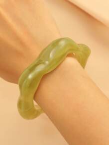 1 Stück elegantes und einzigartiges mehrfarbiges offenes Armband für Frauen, modischer Schmuckzubehör mit asymmetrischer welliger Linie und Farbverlauf aus Harz, hervorragend für den täglichen Gebrauch, am Strand, zum Reisen und als Geschenk