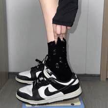 Nike 男女童款 DUNK LOW 复古撞色休闲运动鞋，低帮运动鞋，货号 CW1590-100，2026 新款上市 - 黑與白 - 查看 5