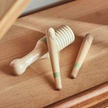 带有可爱松鼠图案的木制乐器玩具，可刺激感官和促进协调发展，是音乐教育、圣诞节和生日礼物的理想选择 - 彩色 - 查看 11