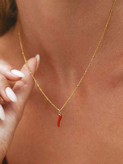Colar feminino banhado a ouro 18K, corrente de aço inoxidável com pingente de pimenta vermelha, ideal para uso diário e como presente de casamento.