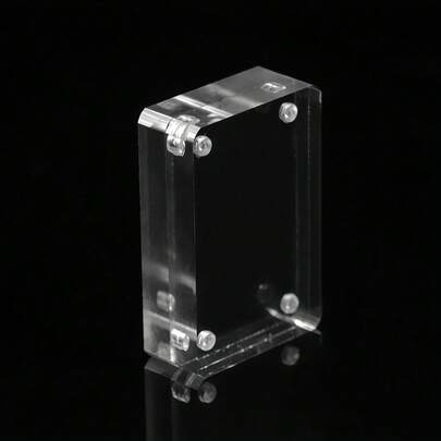 1个亚克力相框，强磁照片及办公名片夹。亚克力板两面均贴有保护膜。使用前请撕掉保护膜。1个/2个/3个亚克力相框，透明强磁相框夹