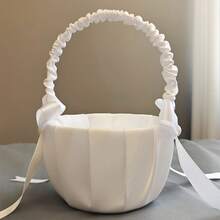 1个花童花篮，婚礼花篮，白色花瓣，饰以优雅珍珠蝴蝶结手柄，缎面花篮，适用于婚礼、婴儿派对等场合 - 象牙白