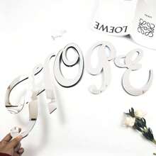 Pegatinas decorativas de espejo acrílico tridimensional de 20 cm, con contorno de letras cursivas dinámicas de tres colores: oro / plata / negro. Diseño autoadhesivo y extraíble para crear fácilmente una escena destacada de fiesta de cumpleaños: collage "Feliz cumpleaños" en el espejo de la pared trasera. Decoración de pared, decoración de habitación, espejo de pared, espejo para habitación, decoración del hogar, decoración del baño, decoración de la sala de estar