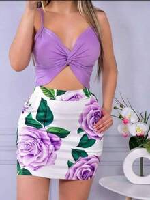 Vestido corto para mujer con diseño moderno de tirantes delgados, escote en V y parte superior tipo nudo cruzado, estilo falso conjunto que simula ser dos piezas pero es una sola prenda; parte superior en tela acanalada y colores pastel (lavanda, rosa o celeste), combinado con falda ajustada tipo bodycon de talle alto, con estampado floral de rosas grandes en tonos llamativos como rosa fucsia, lila o azul sobre fondo blanco, ideal para primavera y verano; vestido fresco, juvenil y coqueto que realza la figura femenina gracias a su corte ceñido y su diseño único, ideal para salidas casuales, brunch, vacaciones, fiestas, citas o sesiones de fotos; vestido de moda femenina 2025 para mujeres modernas que buscan un look romántico, cómodo y con estilo; prenda versátil que se puede combinar con sandalias, zapatillas o tacones, perfecta para climas cálidos y momentos especiales; tela suave y ligera con buena elasticidad que se adapta al cuerpo, ¡Una pieza imprescindible esta temporada! - Lila Púrpura - Ver 4