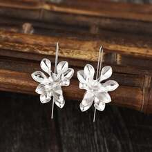 A Pair Of Retro Palace Style Floral Alloy Ladies' Elegant, Personalized And Fashionable Earrings