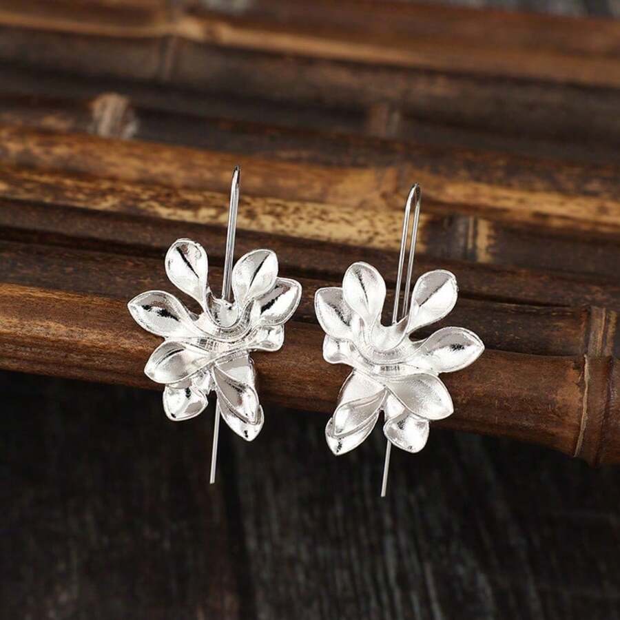 A Pair Of Retro Palace Style Floral Alloy Ladies' Elegant, Personalized And Fashionable Earrings