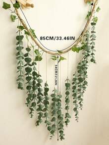 一款精致的装饰挂件，风格自然。饰以栩栩如生的仿真叶片，点缀着常春藤般的绿植。是热爱自然的房主或室内设计爱好者的理想之选，可用于装饰客厅、卧室或活动空间，增添一抹绿意和质朴魅力。
