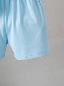 Set de 2 piezas de camiseta de punto con cuello redondo y estampado de letras, y shorts casuales, versátiles y cómodos para niños