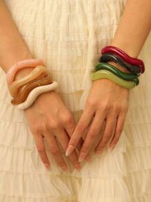 1 Stück elegantes und einzigartiges mehrfarbiges offenes Armband für Frauen, modischer Schmuckzubehör mit asymmetrischer welliger Linie und Farbverlauf aus Harz, hervorragend für den täglichen Gebrauch, am Strand, zum Reisen und als Geschenk