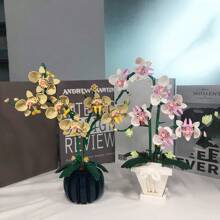 700+ Peças Decoração Elegante de Orquídea, Flores Amarelas + Brancas, Vaso Branco + Azul, Mosaico Floral de Material ABS, Brinquedo de Bloco de Construção Criativo, Buquê em Vaso para Exposição Interna, Modelo de Partícula Pequena, Peça de Coleção de Arte, Arte Floral 3D DIY, Adequado para Decoração Doméstica, Presente de Alívio do Estresse para Adultos