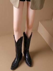 Botas de tacón medio altas estilo vaquero de media pantorrilla para mujer, de color negro con patrón retro bordado/ estilo vaquera, nuevos diseños para otoño/invierno, con tacón grueso y punta puntiaguda, botas casuales para exteriores - Negro - Ver 4